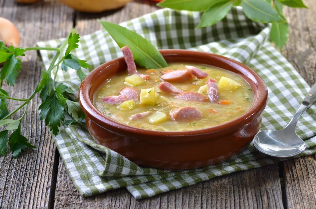 Zupa ziemniaczana z pokrojoną w plasterki kiełbasą